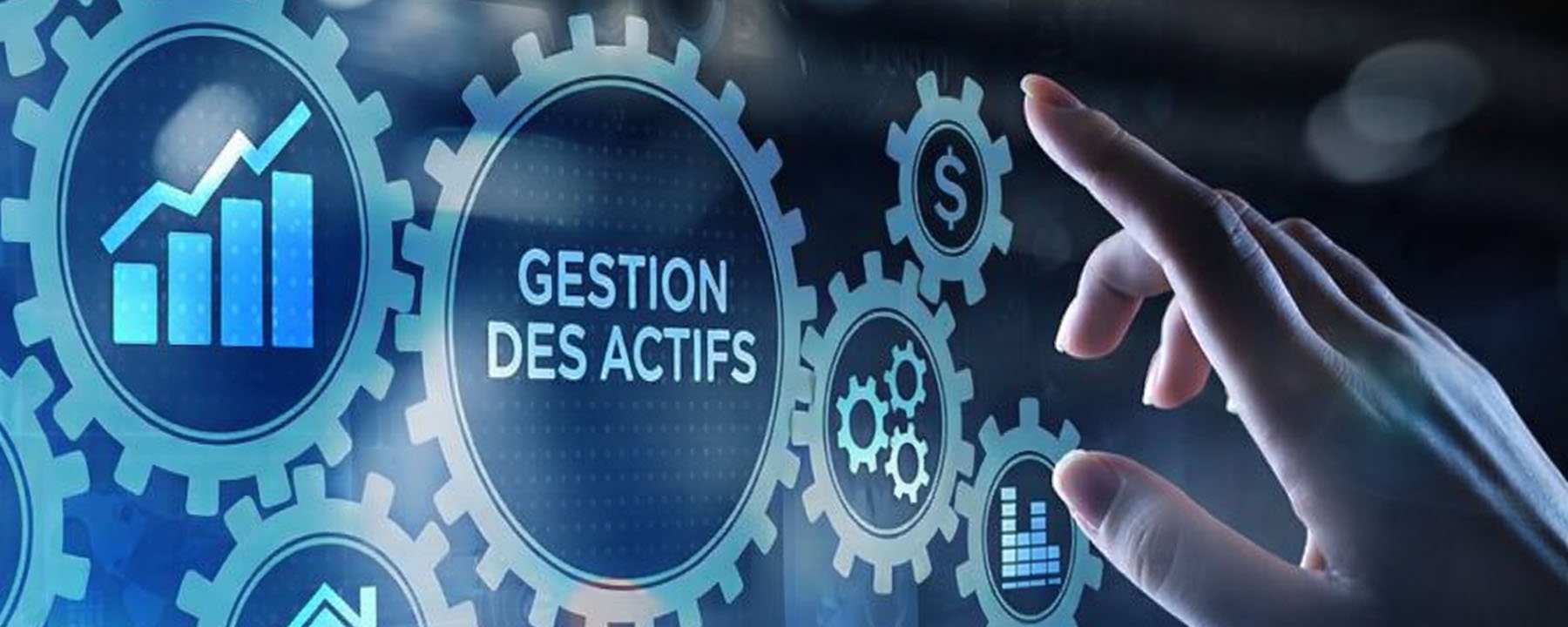 Interface numérique montrant le concept d'automatisation industrielle avec des engrenages et des icônes, avec un doigt pointant vers une icône affichant Gestion des actifs.