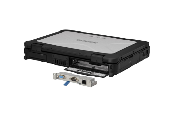 Ordinateur portable robuste fermé avec des ports ouverts à l’arrière.