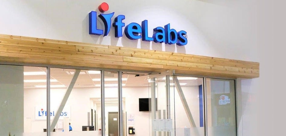 Entrée d'un laboratoire LifeLabs, avec le logo LifeLabs au-dessus de la porte.