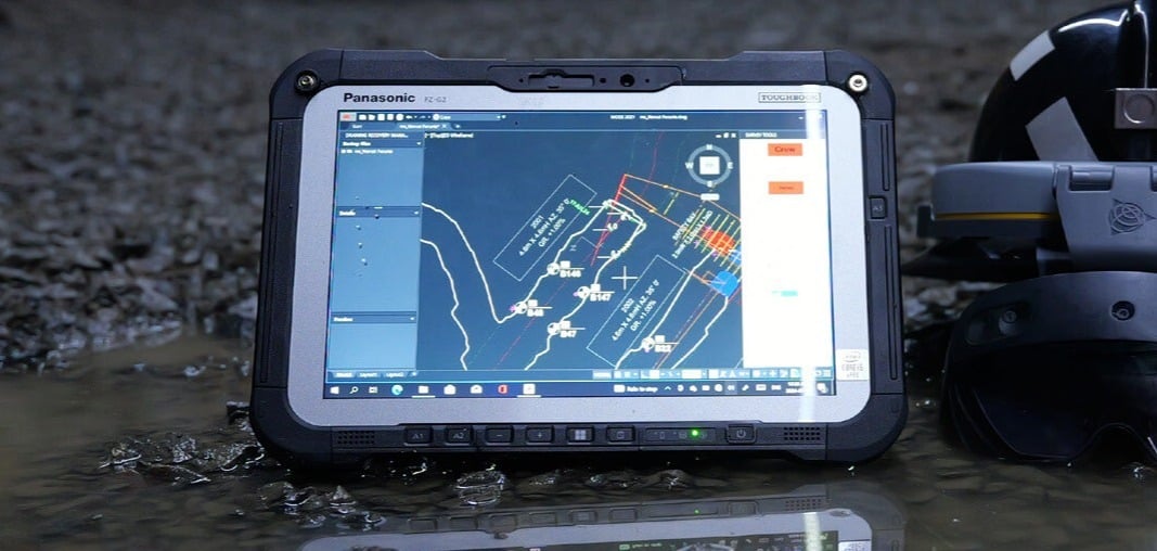 Tablette TOUGHBOOK affichant un logiciel d'arpentage minier