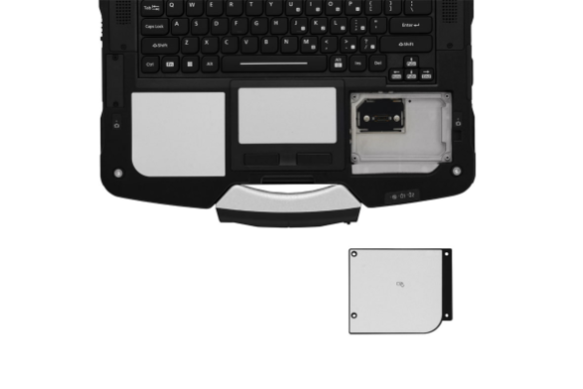 Ordinateur portable avec lecteur de cartes à puce détaché et plaque de couverture.