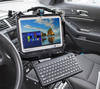 Ordinateur portable robuste avec clavier dans un intérieur de voiture.